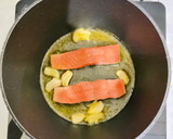Foto langkah ke 3 dari resep Salmon Garlic Lemon Butter Sauce.