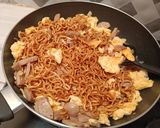 Foto langkah ke 8 dari resep Mie Goreng Telur Bakso.