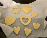Foto del passaggio 2 della ricetta Biscotti di pasta frolla cuori innamorati