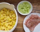 Sajttal töltött pulykamell krumplipürével és tejfölös salátával recept fázis 2 fotója