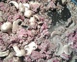 A picture of step 3 of Mushroom meat gravy.
