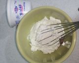 A picture of step 2 of Healthy raspberry yogurt snack.