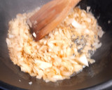 Foto del paso 3 de la receta: Tallarines de espinacas a la carbonara con gambas (Sin sal)