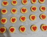 Foto langkah ke 2 dari resep Strawberry Heart Cookies.