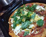 Foto del paso 5 de la receta: Pizza integral de espárragos y tomate con albahaca