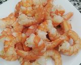 Foto del paso 2 de la receta: Fideos fritos con langostinos y emulsión de pimientos piquillo