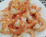 Foto del paso 2 de la receta: Fideos fritos con langostinos y emulsión de pimientos piquillo
