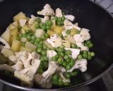A picture of step 1 of Cauliflower with potatoes and peas.