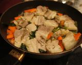 A picture of step 3 of 10 minutes! Rosemary Steamed Pork.