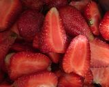 Hình bước làm 1 của món Xi-rô dâu tây (strawberry syrup)