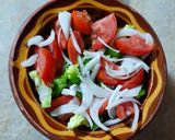 Une image de l'étape 5 de Salade laitue, tomate, poivron, oignon et olives 🥗.