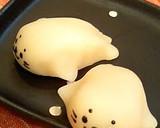 A picture of step 7 of Wagashi Shaped Like Shirotan the Seal.