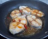 Hình bước làm 2 của món Cá Bớp Kho Keo
