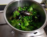 Foto langkah ke 3 dari resep Green mussels in white wine.