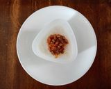 Hình bước làm 2 của món Onigiri bằng khuôn cho bé tập làm cơm nắm