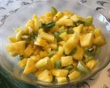 Une image de l'étape 6 de Salade d'ananas aux kiwis et jus de pêches.