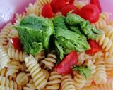 Foto del paso 4 de la receta: Ensalada de fusilli y pulpo con pesto de canónigos