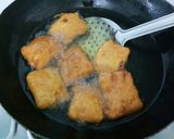 A picture of step 5 of Paneer pakoda with green chutney.