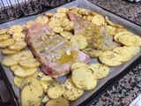 Costillar al horno con patatas al ajillo