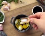 Foto del paso 1 de la receta: Aceite de oliva con ajo confitado y romero