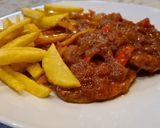 Foto del paso 7 de la receta: Filetes de cerdo en salsa de tomate y pimientos con patatas