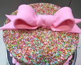 A picture of step 5 of Bow on top full cover sprinkles cake 🎀.