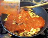 Foto del paso 6 de la receta: Macarrones con setas y langostinos en salsa de pimientos asados