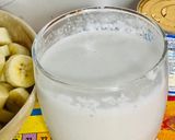 A picture of step 1 of Banana milkshake.