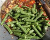 Foto langkah ke 3 dari resep Tumis kacang pedas.