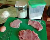 Sajttal, sonkával töltött karaj rántva. Cordon bleu karajból recept fázis 1 fotója