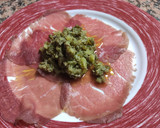 Foto del paso 3 de la receta: Carpaccio de ternera con pepinillos, alcaparras y queso parmesano