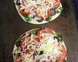 A picture of step 5 of Flatbread Veggie Pizzas.
