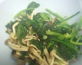 A picture of step 5 of Spinach and Shimeji Mushrooms with Garlic Soy Sauce.
