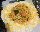 Foto langkah ke 6 dari resep Bekal sekolah: mie goreng bakso udang Nanas.