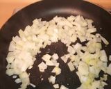 Foto del paso 1 de la receta: Calamar encebollado con guarnición de plátano frito