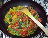 صورة لخطوة 1 من وصفة بيض أومليت بالفلفل الألوان 🍳