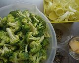 Foto del paso 1 de la receta: Crema de brócoli sin lácteos con crutones caseros