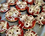 Foto del paso 2 de la receta: Mini pizzas fit terroríficas (con base berenjena)