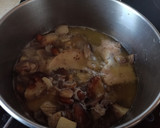 Foto del paso 2 de la receta: Confit de muslo de pato con setas, crujiente de almendra y arroz