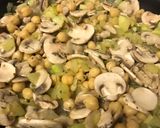 Foto del paso 3 de la receta: Champiñones con garbanzos y calabacín