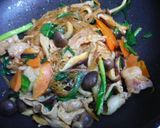 A picture of step 4 of Quick-braised Spicy Hot Pork, Mushrooms and Harusame Bean Noodles.