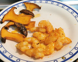 Foto del paso 4 de la receta: Langostinos y setas Eryngii al ajillo