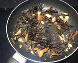 Foto del paso 3 de la receta: Gula del norte al ajillo y trompetas de los muertos