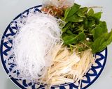 รูปขั้นตอนการทำที่ 1 ของ กะเพราวุ้นเส้นเห็ดเข็มทอง (มังสวิรัติ)
