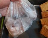 A picture of step 3 of An Easy Chinese-style Dish with Pork Offcuts and Atsuage.