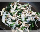 A picture of step 2 of Tuna and Shimeji Mushroom Cream Pasta.