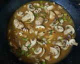 A picture of step 3 of Creamy Mushroom with Asparagus.