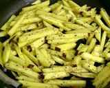 A picture of step 3 of Surprisingly Sweet Black Pepper Stir-Fried Sweet Potatoes.