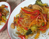 Foto del paso 3 de la receta: Fideos de arroz con pollo y verduras agridulces