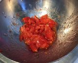 Une image de l'étape 2 de Tomates roses farcies ricotta,jambon blanc et oignon nouveau au citron caviar.